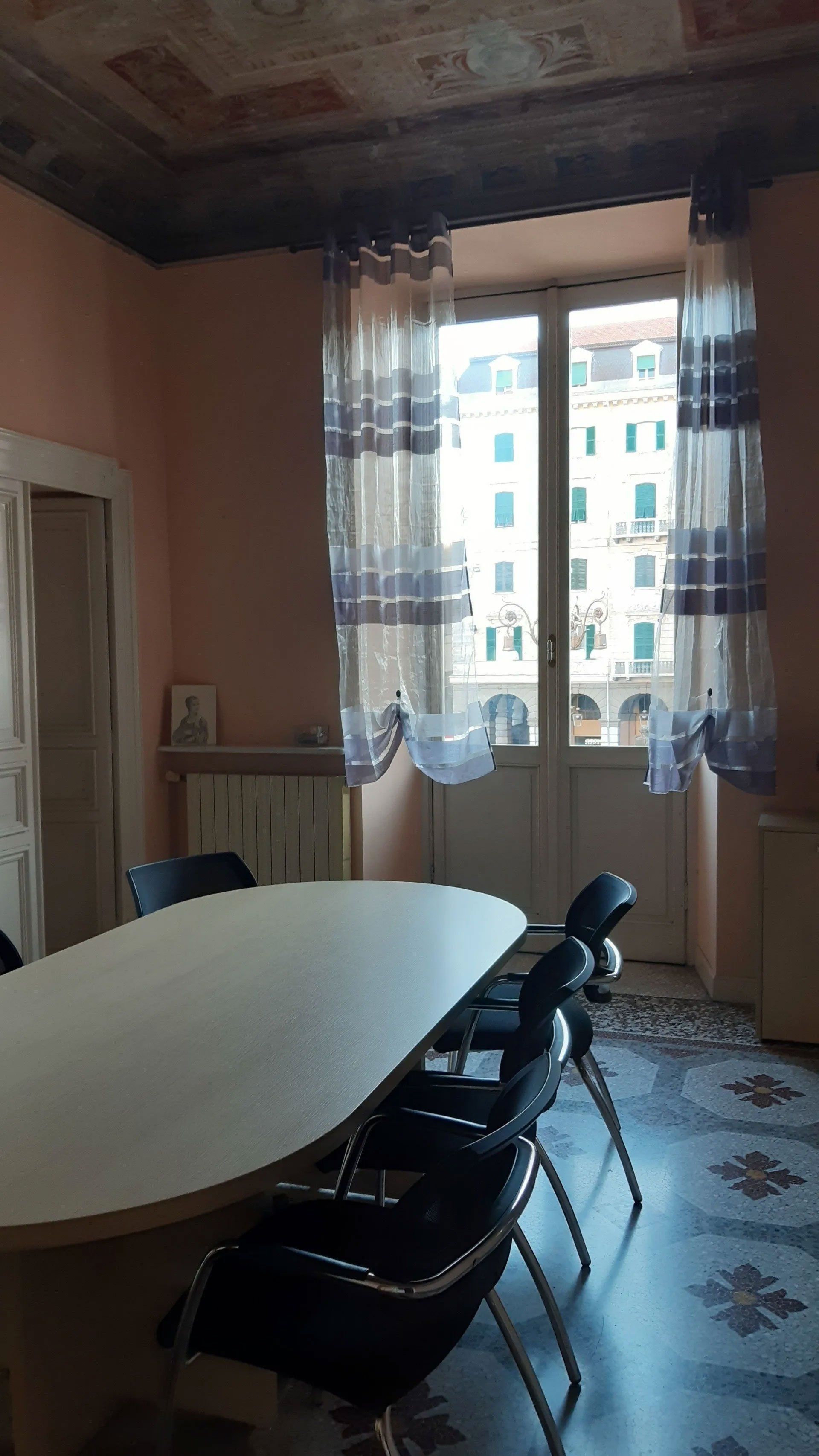 Particolare dell'arredamento dello studio notarile